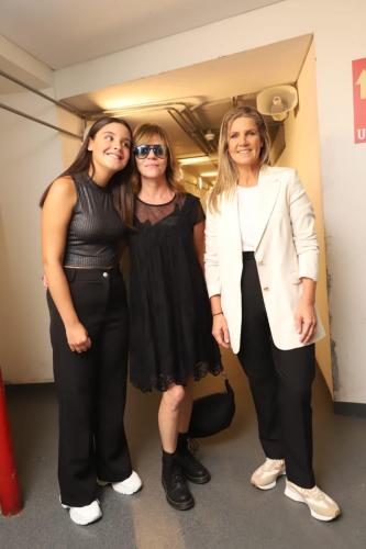 Valentina Alfonso junto a Marcela Morelo, madrina de la Red Argentina por la Adopción y Cynthia Hotton, presidente del Consejo Social de la Ciudad de Buenos Aires.